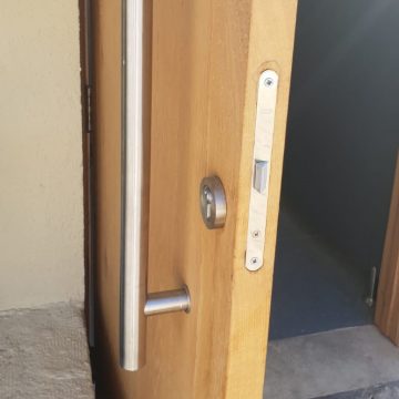 תיקון מנעול דלת עץ